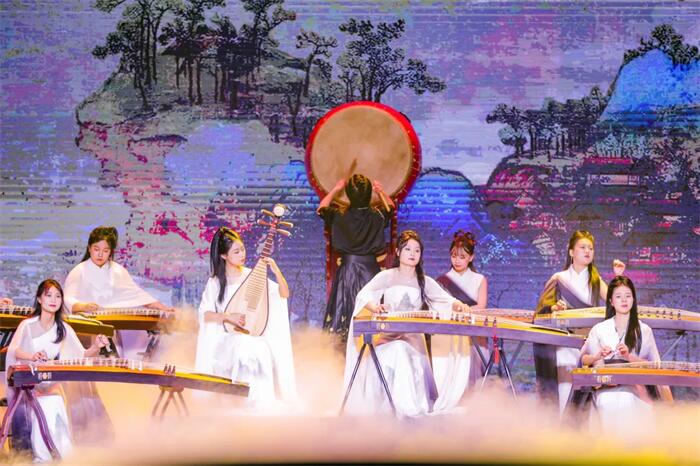 北音現(xiàn)代之聲合唱團(tuán)共青團(tuán)“青年文化跨年夜”演繹《錦繡山河》